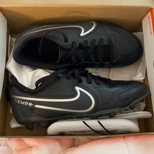 Size 4 Youth Nike Jr Legend 9 Club cleats